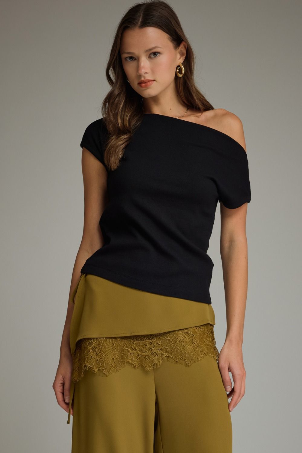 Solidoff-shoulder short sleeve knit top